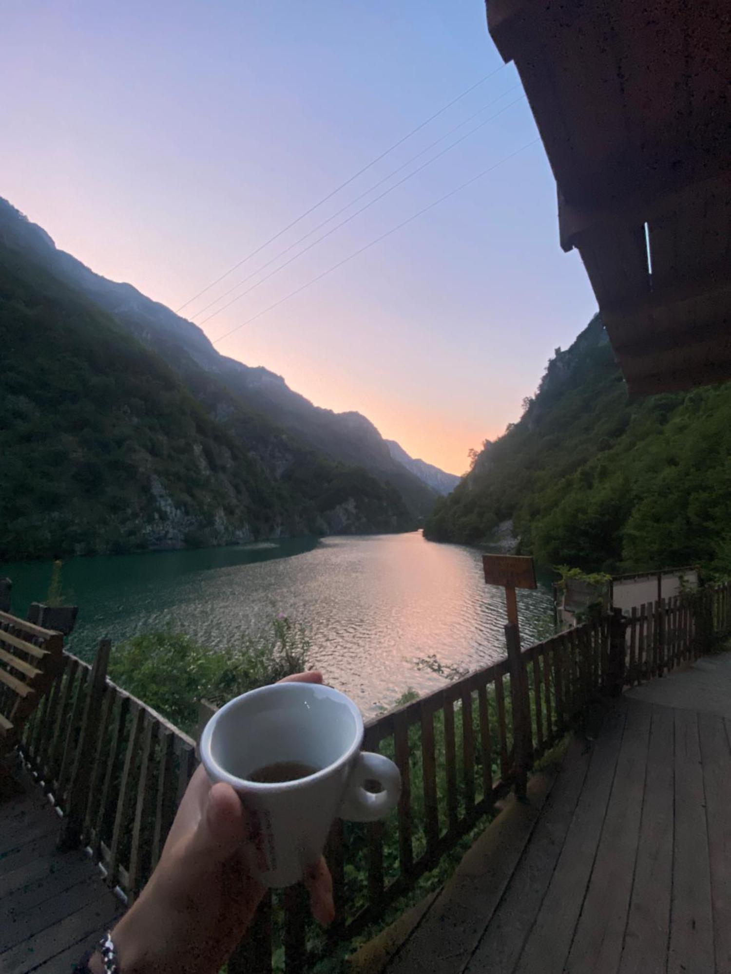 Riverside Komani Lake 외부 사진